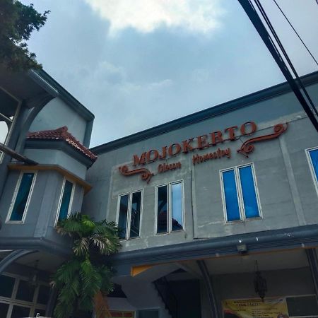 โอโย 1239 โมโจเคอร์โต คลาสสิก โฮมสเตย์ Mojokerto ภายนอก รูปภาพ