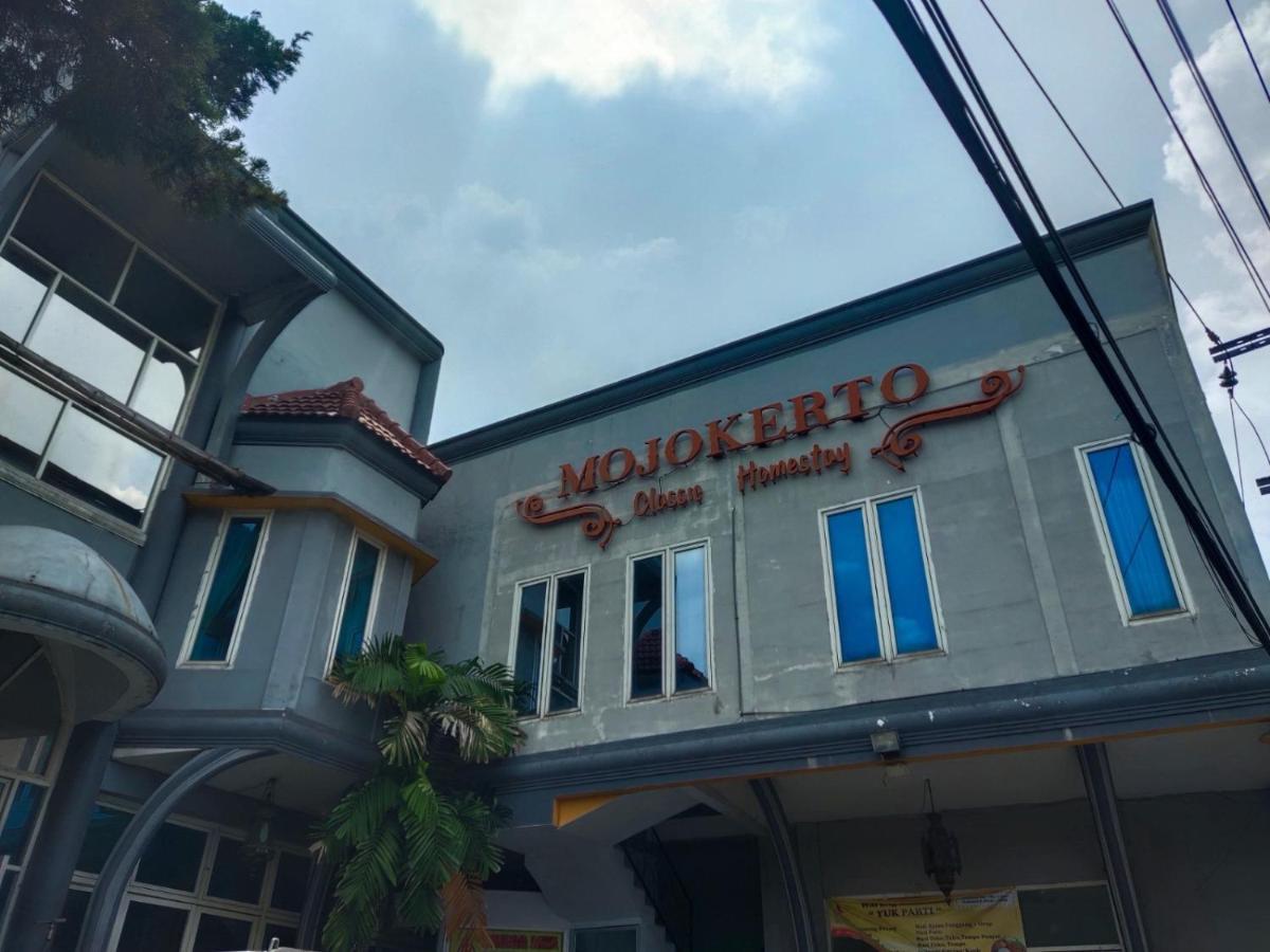 โอโย 1239 โมโจเคอร์โต คลาสสิก โฮมสเตย์ Mojokerto ภายนอก รูปภาพ