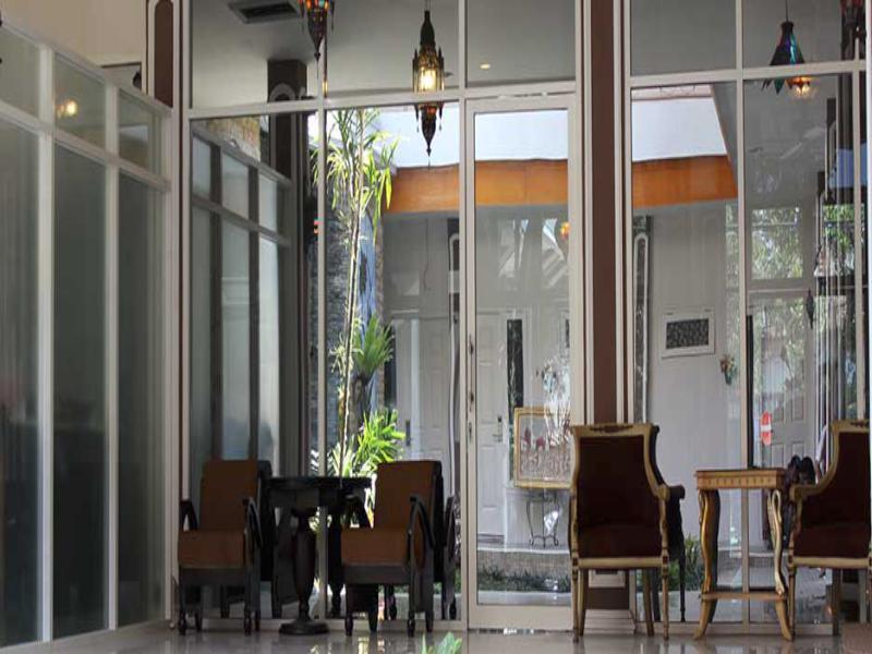 โอโย 1239 โมโจเคอร์โต คลาสสิก โฮมสเตย์ Mojokerto ภายนอก รูปภาพ
